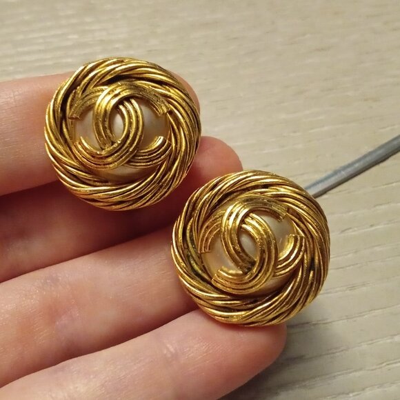Chanel Vintage Interlocking CC Faux-Pearl Gold Clip On Earrings - Picture 13 of 17